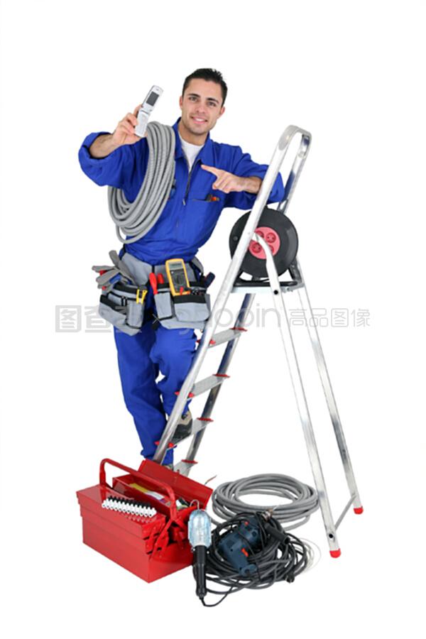 被設(shè)備包圍的男電工 在器材的叢林中守護光明